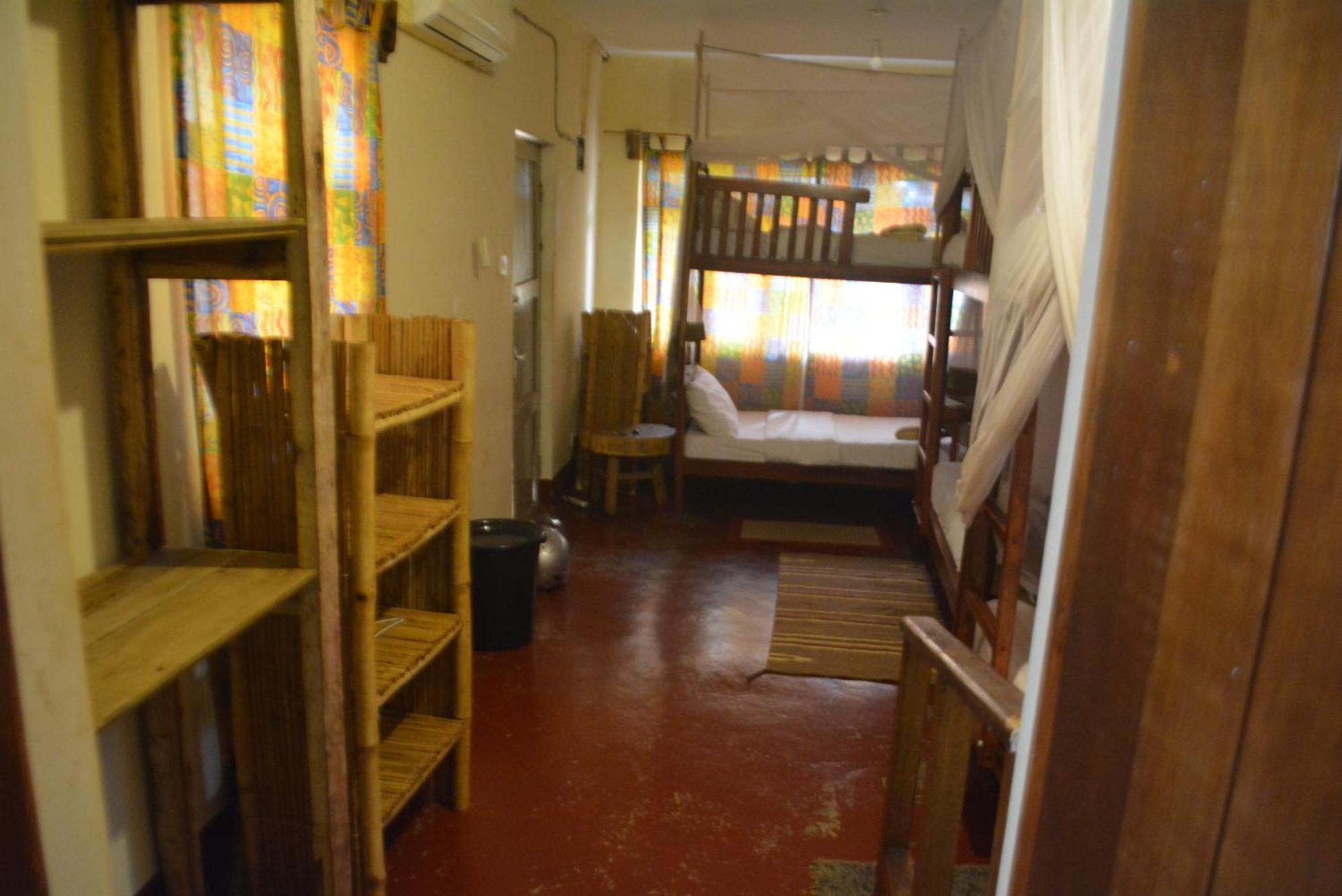 Jinja Backpackers Hostel Exterior photo